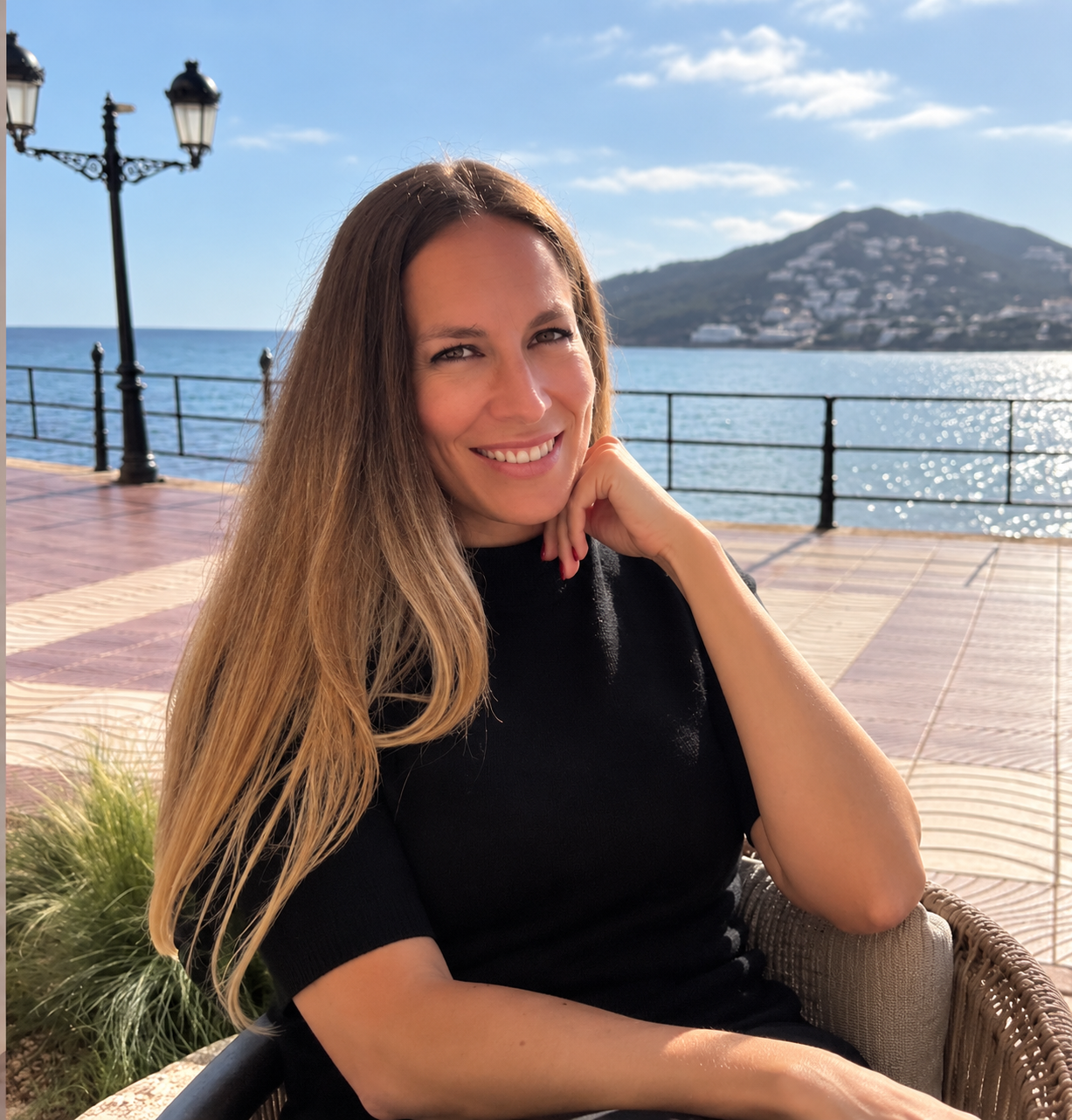 Laura Serra, fundadora de Miss Earrings, junto al mar