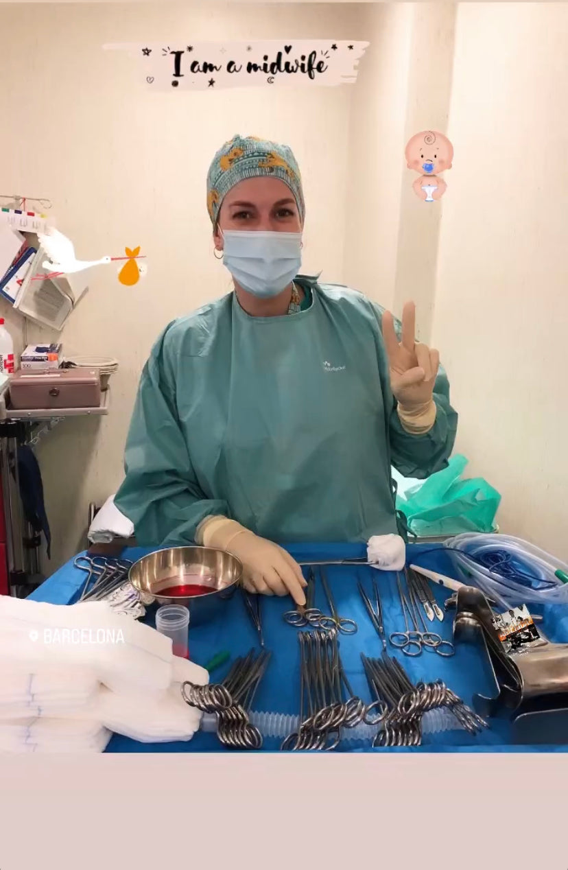 Laura Serra en paritorio, con uniforme, gorro y mascarilla